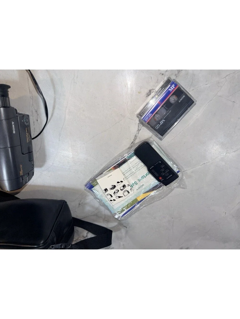 Sony Handycam CCD-TRV112 Camcorder 25x Zoom Bundle Tested Works w Bag Extras